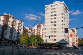 Lednička letěla z okna v devátém patře, vyklízecí firma si ve Vratislavi zjednodušila práci. Svědek natáčel